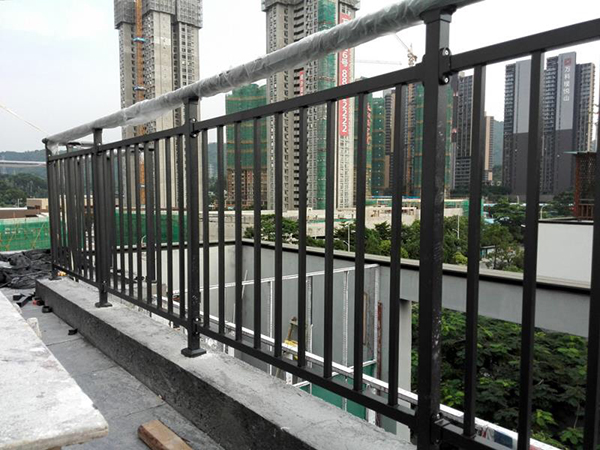 最適合做陽臺護欄的三大材質！