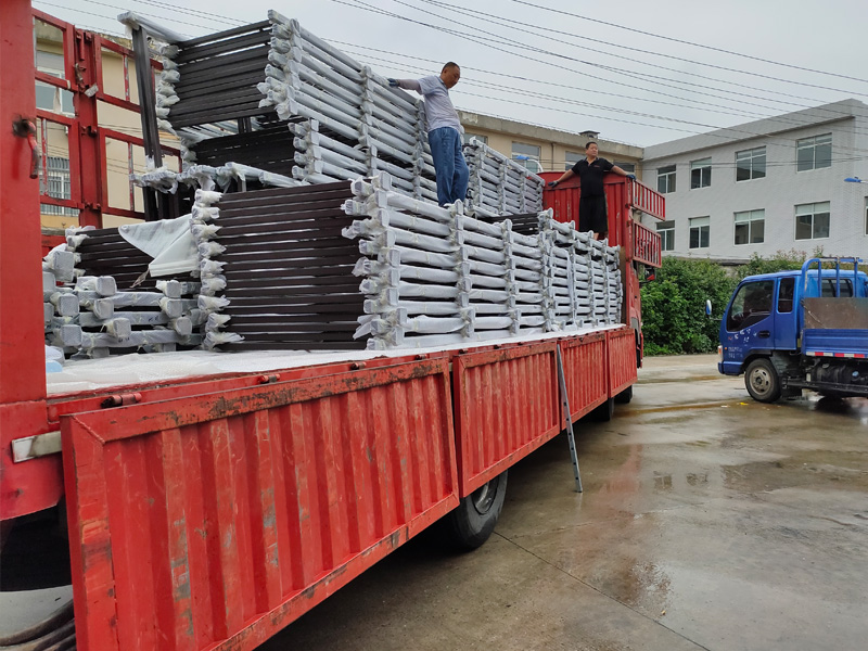 金用護欄2020年7月27日鋅鋼玻璃陽臺護欄裝車發(fā)貨！