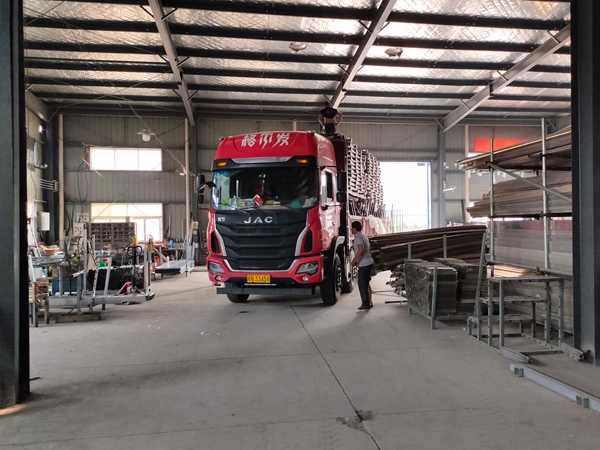 金用護(hù)欄2020年8月5日鋅鋼陽(yáng)臺(tái)護(hù)欄裝車發(fā)貨！