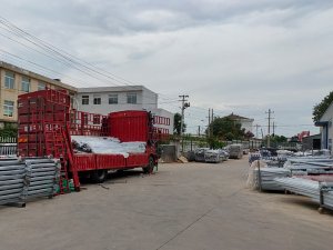 金用護欄2020年8月7日陽臺玻璃護欄裝車發貨！