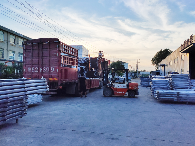 金用護欄2020年8月16日鋅鋼陽臺護欄裝車發貨！