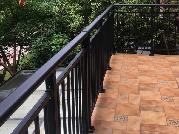 陽臺(tái)護(hù)欄承重抗壓荷載規(guī)范要求