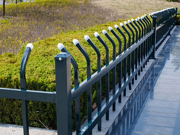 選擇鋅鋼柵欄廠家，這三點(diǎn)很重要！