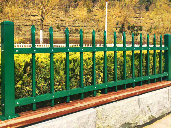 選擇鋅鋼柵欄廠家，這三點(diǎn)很重要！