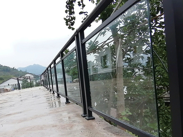 陽(yáng)臺(tái)護(hù)欄用哪種材質(zhì)性價(jià)比高？