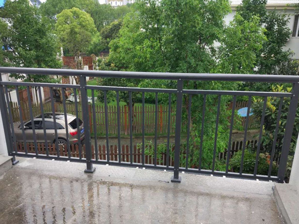 如何挑選一家好的陽臺護欄廠家？這樣挑最靠譜！