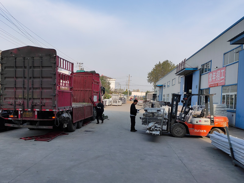 金用護欄2020年10月21日鋅鋼陽臺護欄裝車發(fā)貨！