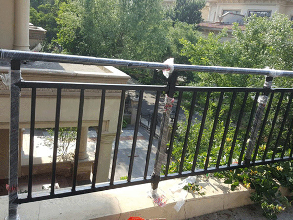 哪種陽臺護欄最適合小區樓盤上使用?這種材質最合適! 哪種陽臺護欄最適合小區樓盤上使用?這種材質最合適!