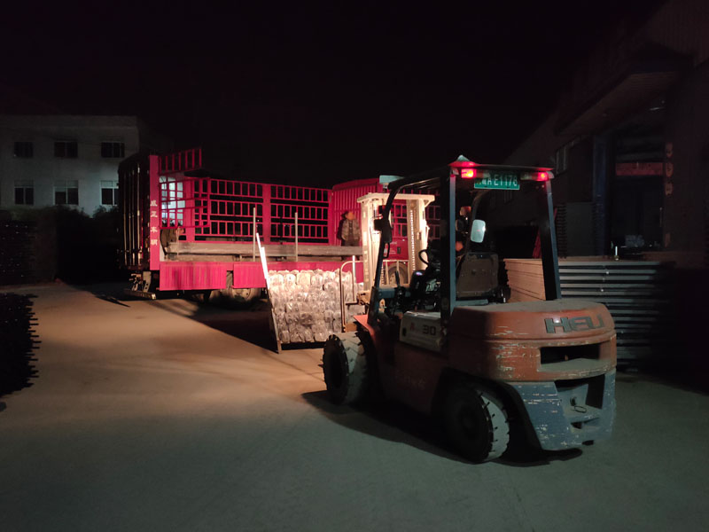 金用護(hù)欄2021年12月7日鋅鋼護(hù)欄裝車(chē)發(fā)貨！