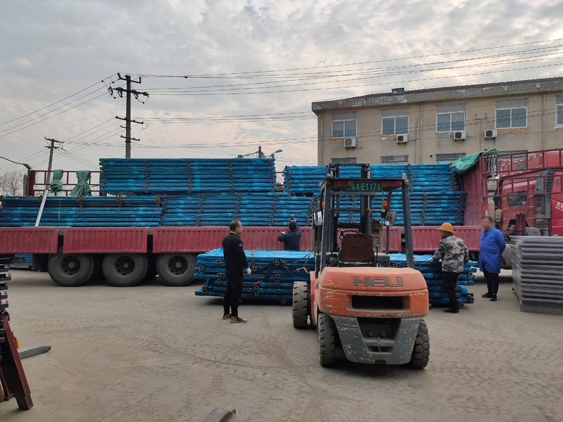 金用護欄2021年12月21日鋅鋼陽臺護欄裝車發貨！