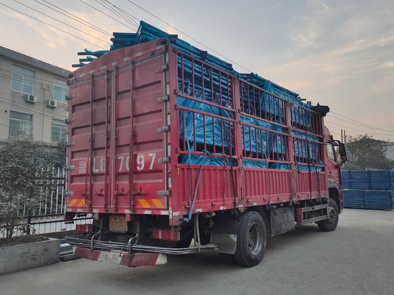 金用護欄2021年12月23日鋅鋼樓梯欄桿裝車發(fā)貨！