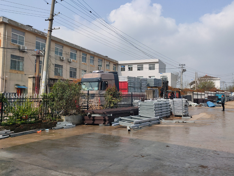 金用護(hù)欄2022年3月23日鋅鋼玻璃欄桿裝車(chē)發(fā)貨！