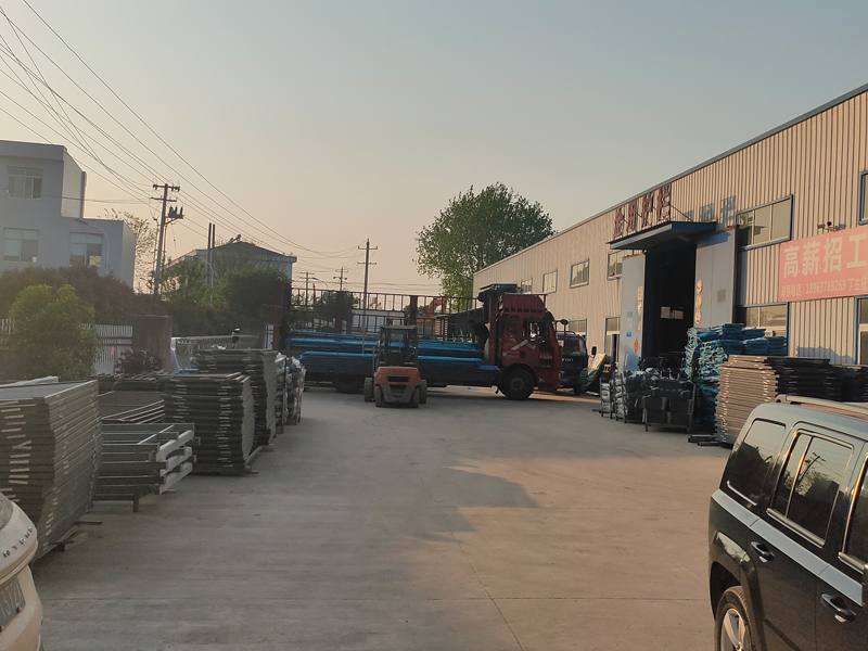 金用護(hù)欄2022年4月11日鋅鋼組裝欄桿裝車發(fā)貨！