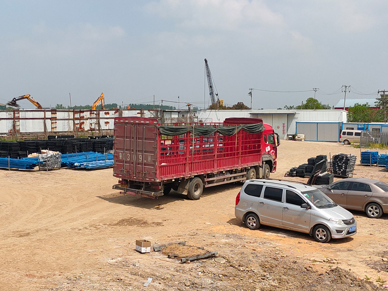 金用護欄2022年4月27日鋅鋼圍墻護欄裝車發貨！