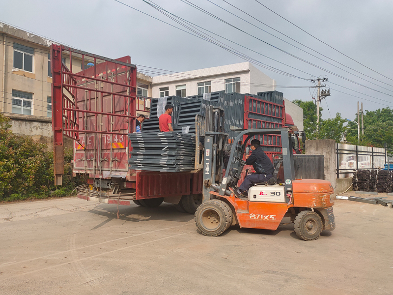 金用護欄2022年4月30日鋅鋼百葉窗裝車發貨！