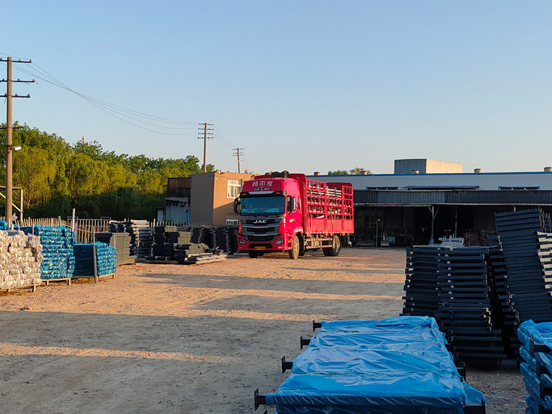 金用護(hù)欄2022年5月11日鋅鋼玻璃欄桿裝車(chē)發(fā)貨！