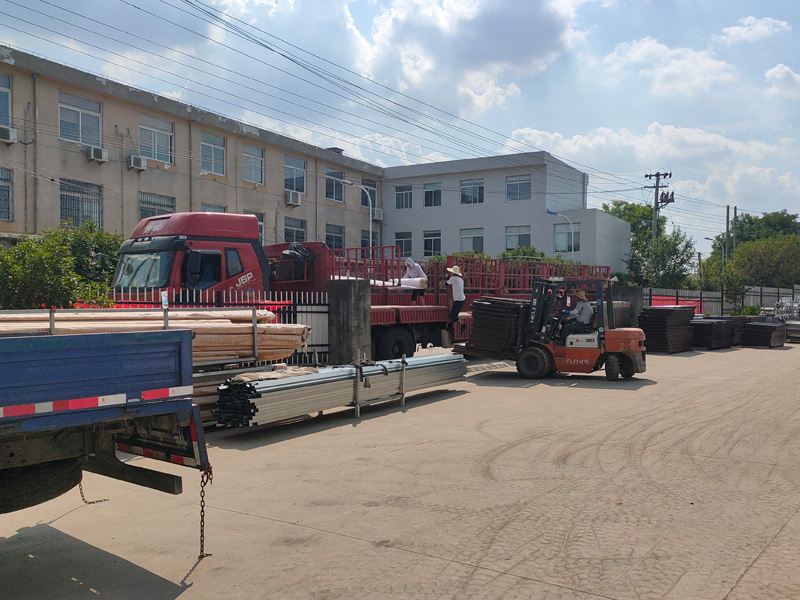 金用護(hù)欄2022年6月16日鋅鋼百葉窗裝車(chē)發(fā)貨！