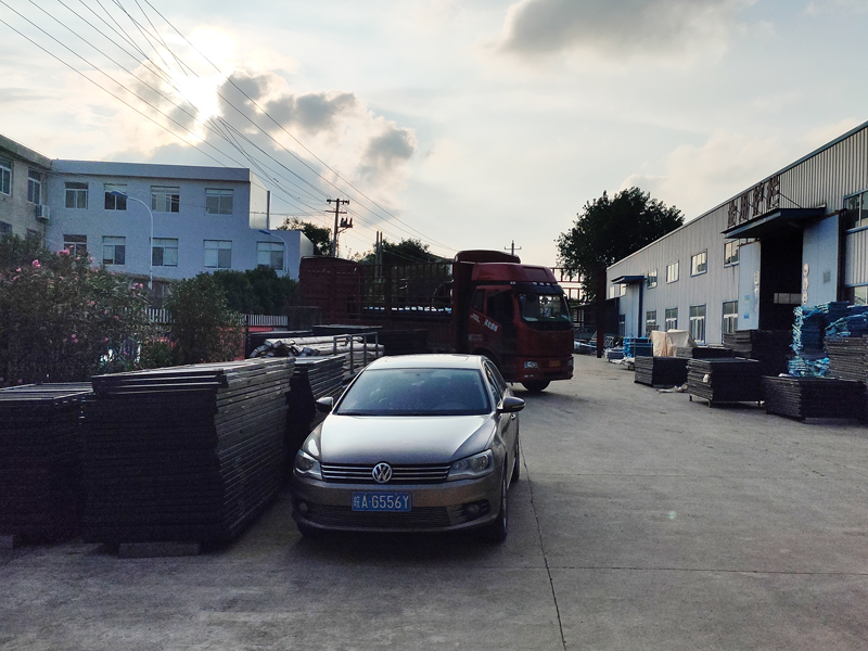  金用護欄2022年7月6日鋅鋼陽臺護欄裝車發(fā)貨！