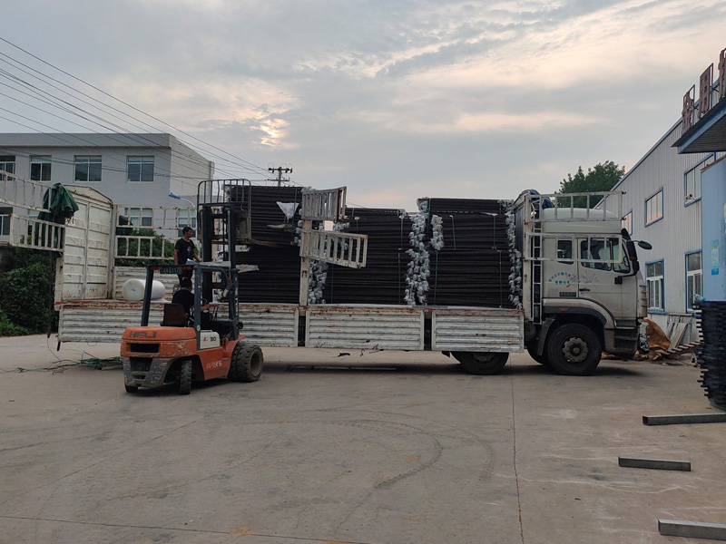 金用護(hù)欄2022年7月15日鋅鋼飄窗欄桿裝車發(fā)貨！