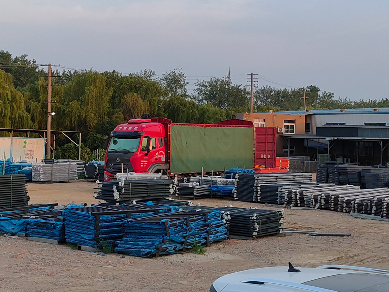 金用護(hù)欄2022年7月19日鋅鋼百葉窗裝車發(fā)貨！