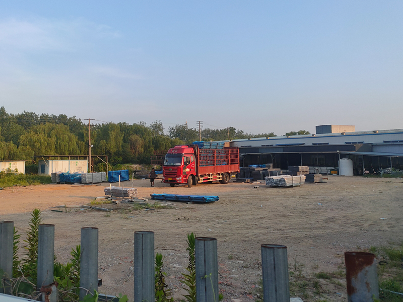 金用護欄2022年8月3日鋅鋼陽臺護欄裝車發貨！