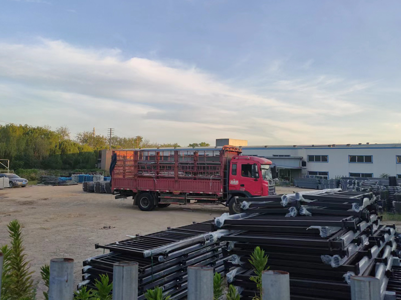 金用護(hù)欄2022年8月15日鋅鋼連廊欄桿裝車發(fā)貨！