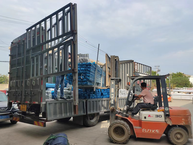 金用護欄2022年8月17日鋅鋼組裝護欄裝車發貨！