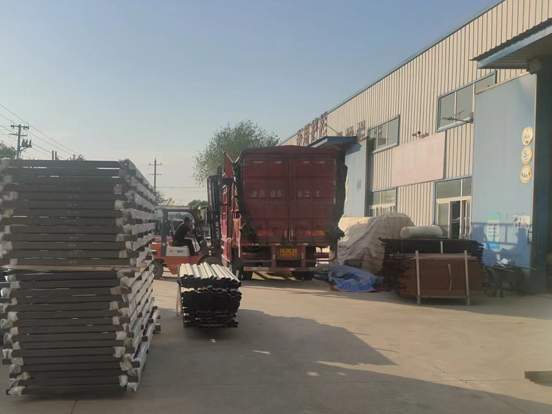 金用護欄2022年9月9日鋅鋼玻璃欄桿裝車發(fā)貨！