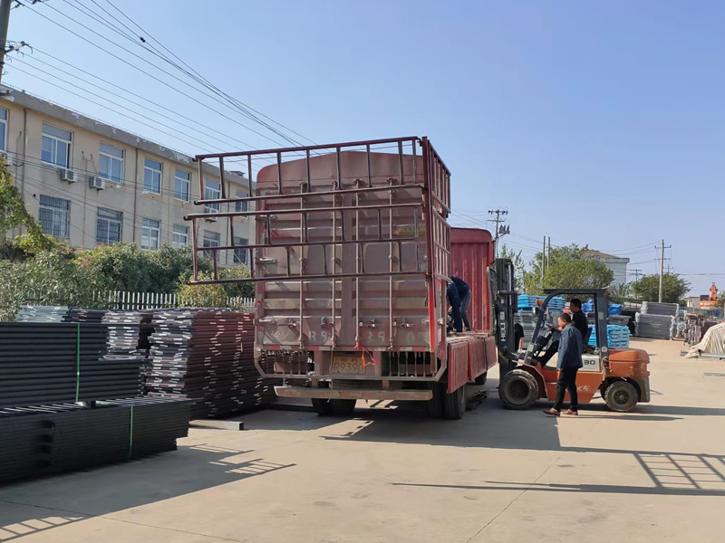 金用護(hù)欄2022年11月7日鋅鋼玻璃欄桿裝車(chē)發(fā)貨！