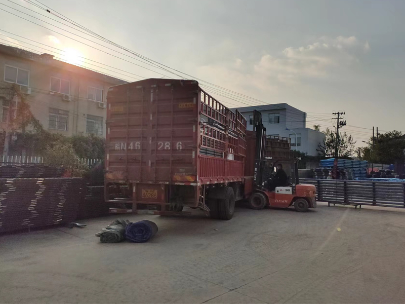 金用護欄2022年11月8日鋅鋼玻璃護欄裝車發(fā)貨！