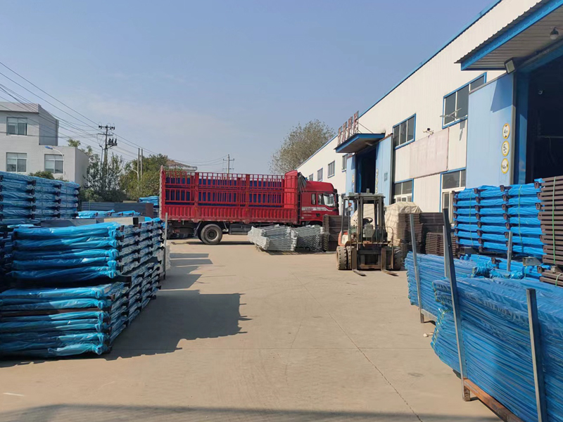 金用護(hù)欄2022年11月15日鋅鋼陽(yáng)臺(tái)護(hù)欄裝車發(fā)貨！