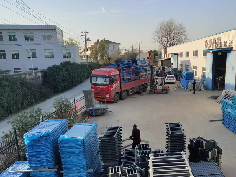 金用護欄2022年12月10日鋅鋼陽臺護欄裝車發貨！