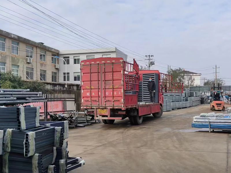 金用護(hù)欄2022年12月10日鋅鋼百葉窗裝車發(fā)貨！