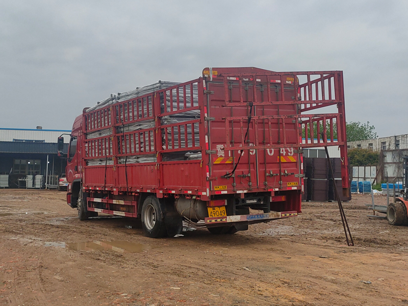 金用護欄2023年4月24日鋅鋼陽臺護欄裝車發貨！