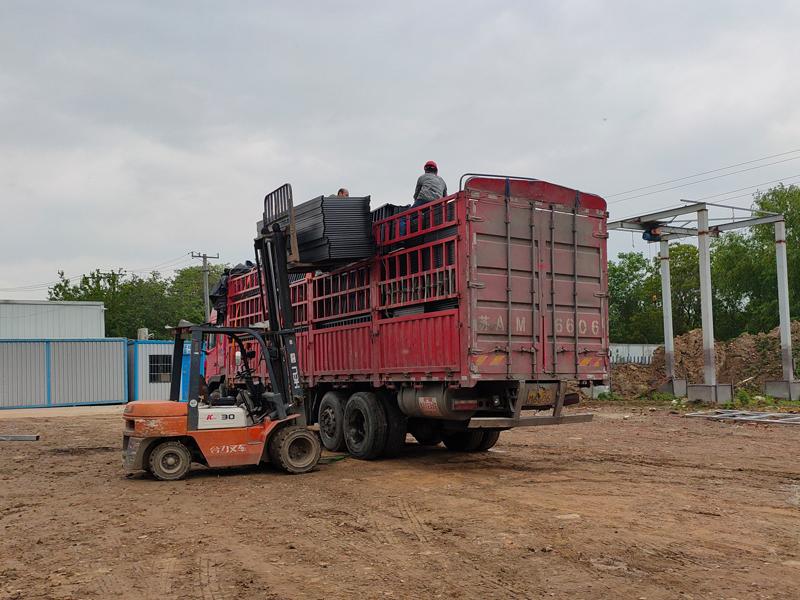 金用護(hù)欄2023年4月25日鋅鋼飄窗欄桿裝車發(fā)貨！