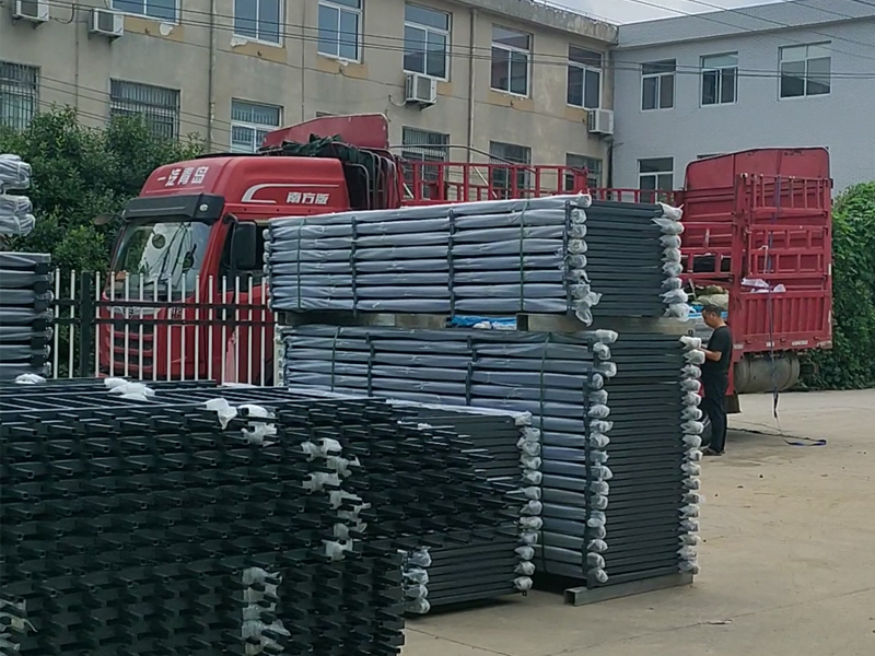 2023年7月25日鋅鋼玻璃護(hù)欄裝車發(fā)貨！