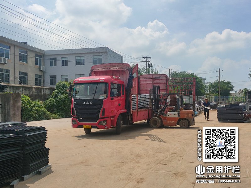 2023年8月3日鋅鋼陽(yáng)臺(tái)護(hù)欄裝車(chē)發(fā)貨！