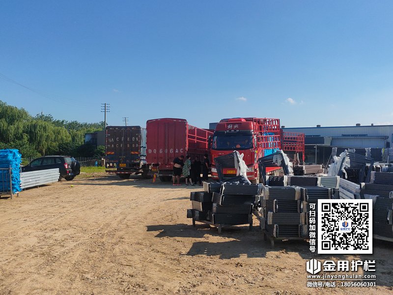 2023年8月10日鋅鋼欄桿百葉裝車發(fā)貨！