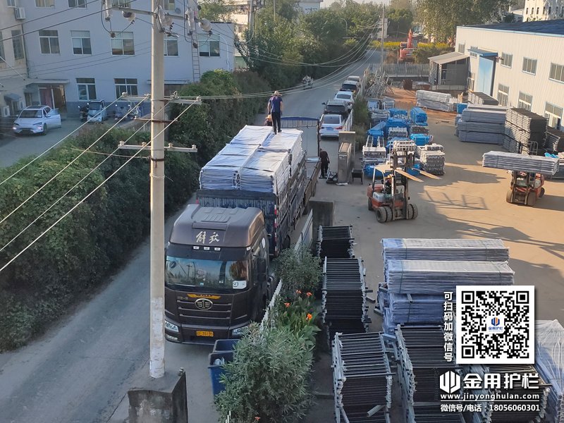 2023年10月18日鋅鋼陽臺欄桿裝車發貨！
