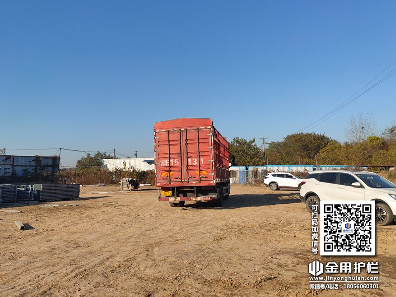 2023年11月28日鋅鋼百葉窗裝車(chē)發(fā)貨！