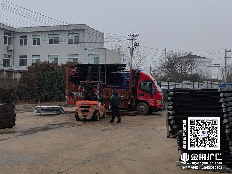 2024年1月4日鋅鋼圍墻護欄裝車發貨！