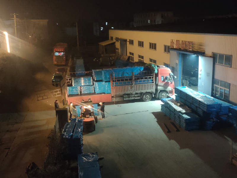 2024年12月24日鋅鋼陽(yáng)臺(tái)護(hù)欄裝車發(fā)貨！