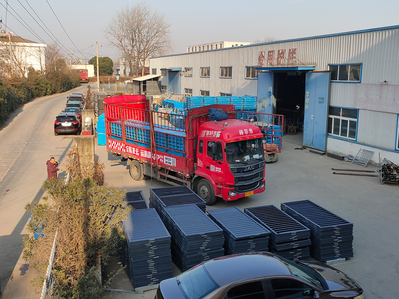 2024年12月27日鋅鋼陽臺(tái)護(hù)欄裝車發(fā)貨！