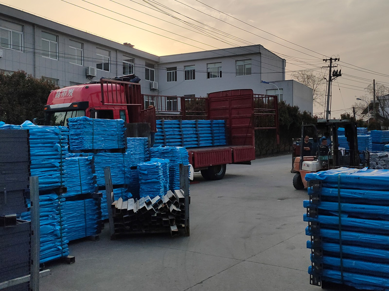 2025年3月25日鋅鋼護(hù)窗欄桿裝車發(fā)貨！