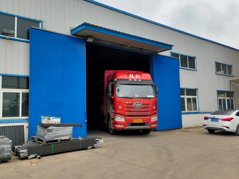 2025年10月9日鋅鋼護窗欄桿裝車發貨！